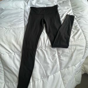 Lululemon, Wunder Under leggings, size 6!